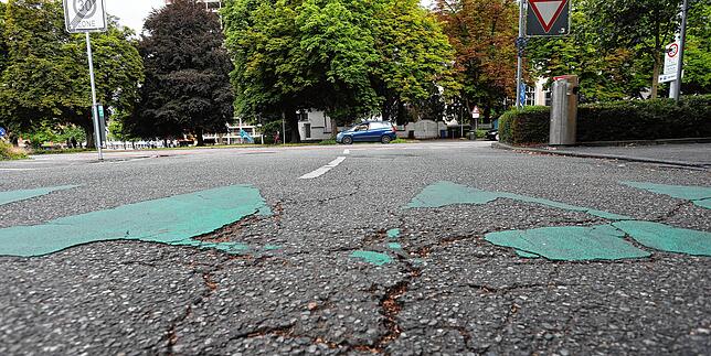 Die Risse am Sankt-Gebhardt-Platz in Konstanz sind nicht zu übersehen.