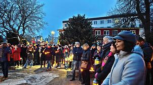Rund 120 Teilnehmer zählt die Polizei am Sonntagabend bei der Mahnwache gegen rechts in Donaueschingen.
