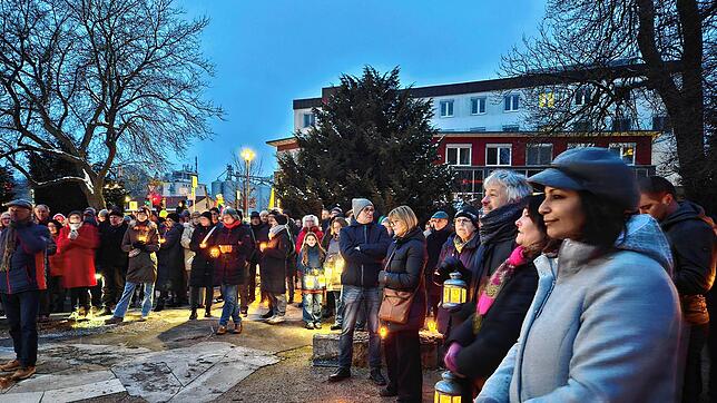 Rund 120 Teilnehmer zählt die Polizei am Sonntagabend bei der Mahnwache gegen rechts in Donaueschingen.