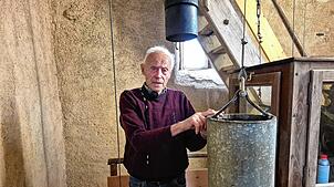 Bild : Fritz Rüd steigt täglich 98 Stufen hoch – damit die Görwihler Kirchturmuhr weiter tickt