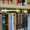 Bücherregale in der Stadtbücherei Waldshut.