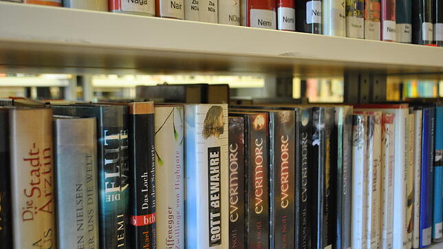Bücherregale in der Stadtbücherei Waldshut.