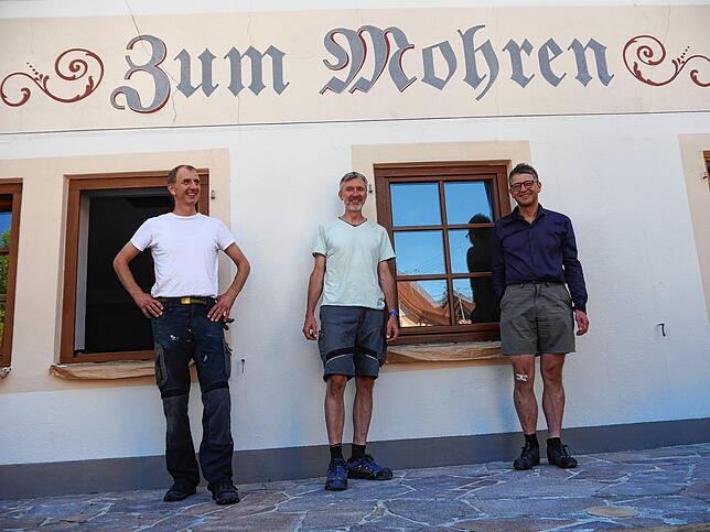 Thomas Petrolli, Werner Petrolli und Insolvenzverwalter Klaus Maier (von links) sind froh, dass es mit dem Mohren weitergehen soll.