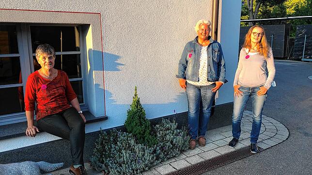 Gertrud Bernauer-Eckert und Karin Höhl sind inzwischen aus der katholischen Kirche ausgetreten. Ulrika Schirmaier (von links) hofft ...