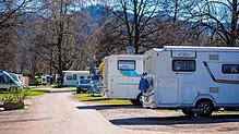 Wohnmobile stehen auf einem Campingplatz in Kirchzarten. Ab dem Sommer soll auch Herrischried über einen Stellplatz verfügen.