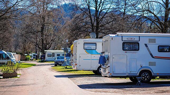 Wohnmobile stehen auf einem Campingplatz in Kirchzarten. Ab dem Sommer soll auch Herrischried über einen Stellplatz verfügen.