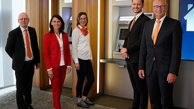 Der Leiter Organisation der Volksbank Rhein-Wehra, Georg Bäumle, Staatssekretärin Rita Schwarzelühr-Sutter, Anita Neubert und ...