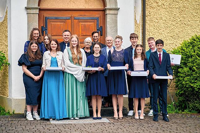 Die Konfirmanden der Evangelischen Kirchengemeinde Wutachtal. Neben den Konfirmanden die Pfarrer David Brunner, Jugendpastor Andre Reich ...