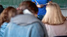 Ein Lehrer unterrichtet in einem Klassenzimmer – wie viel Zeit Lehrerinnen und Lehrer wofür aufwenden, ist Teil eines Streits.