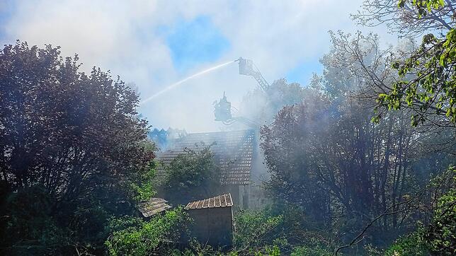 Bild 2: Wohnhaus in Flammen: So dramatisch war der Einsatz im Laufenburger Ortsteil Rotzel – die Bilder