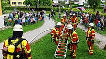 Auf dieser Leiter wird bei der Hauptübung der Freiwilligen Feuerwehr Bermatingen eine Schleifkorbtrage befestigt, auf der die ...