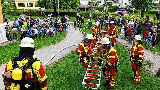Auf dieser Leiter wird bei der Hauptübung der Freiwilligen Feuerwehr Bermatingen eine Schleifkorbtrage befestigt, auf der die ...
