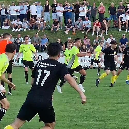 Umstrittene Szene - Gäste fordern Foul vom letzten Mann - Schiedsrichter lässt weiterlaufen