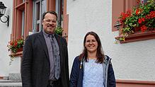 Dorothee Schmitz hat ihren Dienst angetreten. Bürgermeister Marcel Schneider wünschte einen guten Start. Foto: Böhm