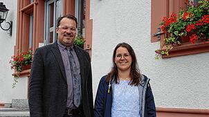 Dorothee Schmitz hat ihren Dienst angetreten. Bürgermeister Marcel Schneider wünschte einen guten Start. Foto: Böhm