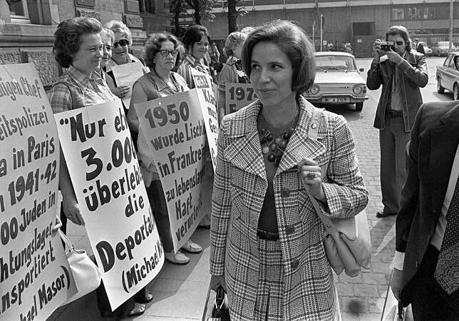 Beate Klarsfeld im Juni 1971 neben Demonstranten. Die deutsch-französische Journalistin war einer der prägenden Köpfe der 68er-Bewegung.