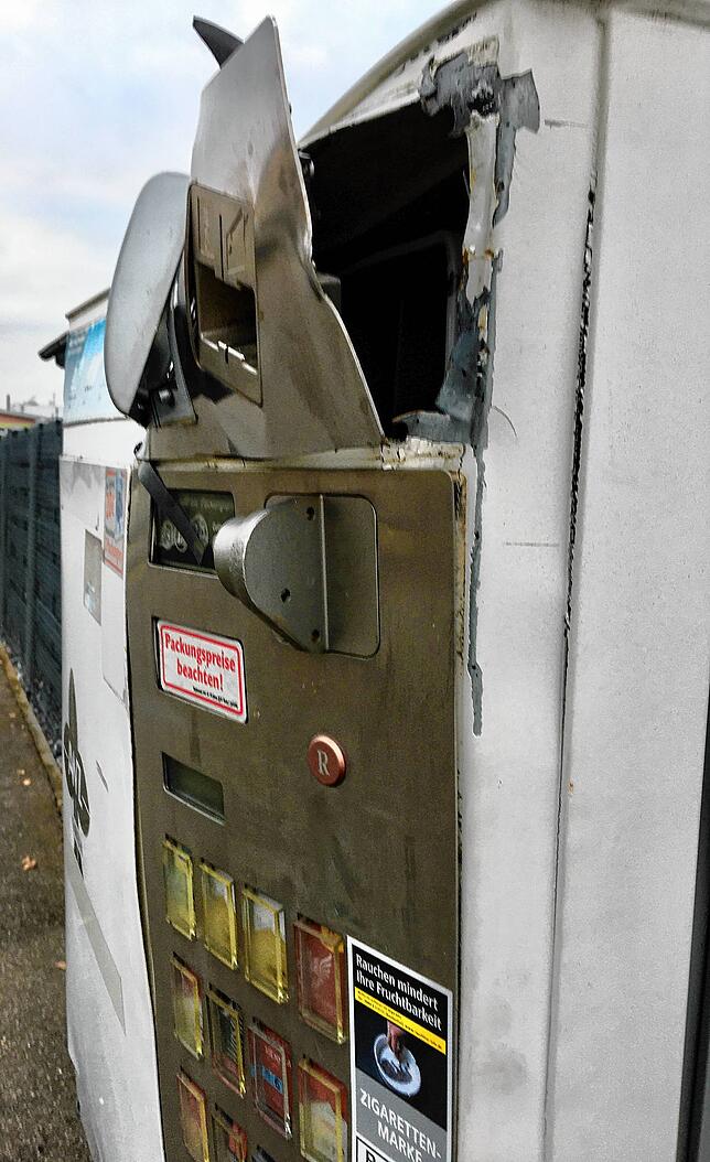 Dieser Zigarettenautomat in der Gottmadinger Robert-Gerwig-Straße hielt der jüngsten Explosion stand, ist aber stark beschädigt.