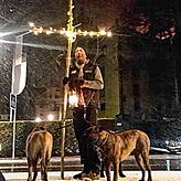 Udo Schulz mit seinem beleuchteten Holzkreuz und seinen beiden Cane Corso-Hunden.