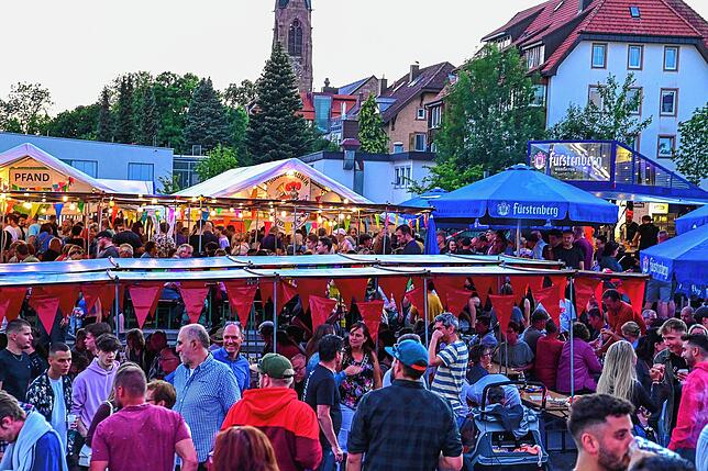 In den Abendstunden füllte sich das Stadtfestareal zunehmend. Die Besucher feierten ausgelassen bis in die Nacht.