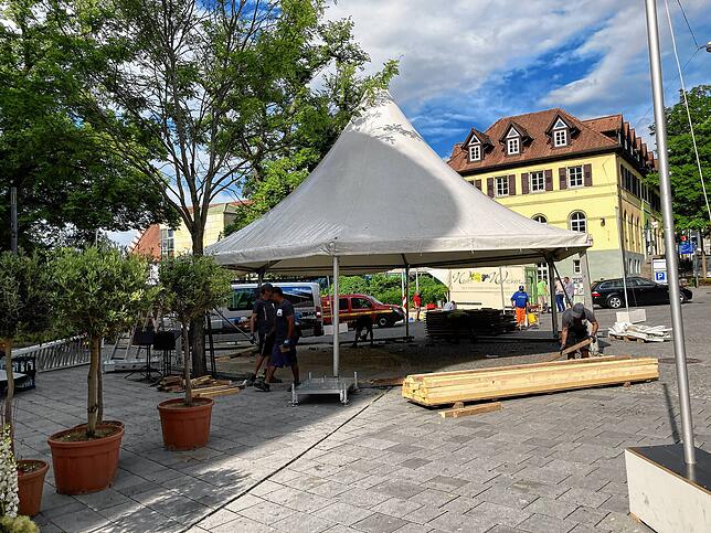An der Stadtkirche St. Johann werden die Gastrozelte vom Donauquellfest abgebaut.