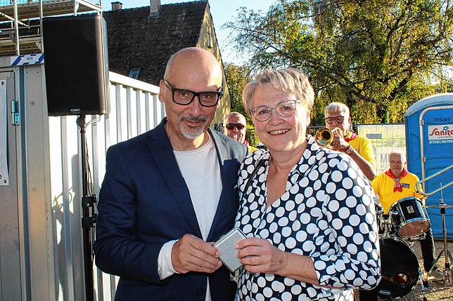 Ein besonderes Geschenk hatte Michael Fuchs, Präsident des Vereins Fasnachtsmuseum Schloss Langenstein, für die Vorsitzende Carola Schäpke.