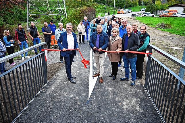 Oberbürgermeister Martin Gruner, Ortsvorsteher Claudio Helling, die Beigeordnete Petra Dorfmeister und Tiefbauamtsleiter Andreas Wolf ...