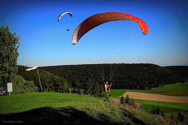 Ein Gleitschirmflieger startet am Fürstenberg am Startplatz Süd. Er gilt als einfacher zu handhaben als der Startplatz Nord, wo die ...