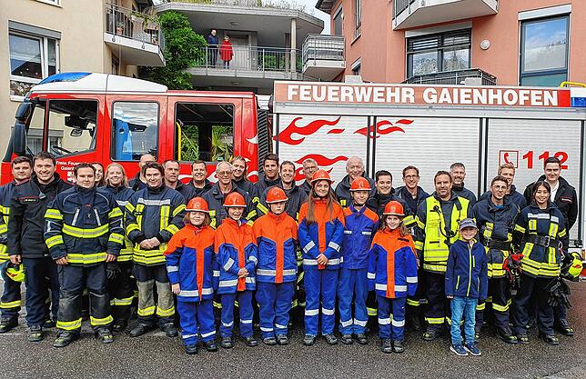 Mitglieder der Freiwilligen Feuerwehr Gaienhofen, der Jugendfeuerwehr und andere Teilnehmer der Übung stellen sich stolz zu einem ...