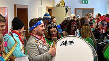Die Stadtharmonie bringt Musik und gute Laune mit in die SÜDKURIER-Redaktion.