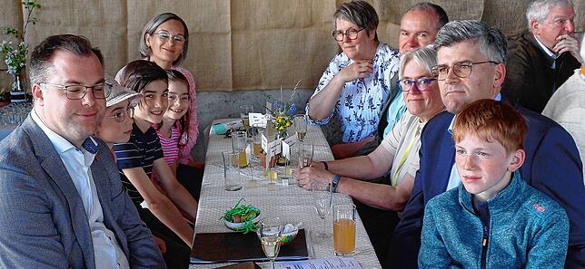 Harmonisch saßen anlässlich der Feierlichkeiten zum Jubiläumsjahr Stadenhausen beisammen (links) Familie Krieger (rechts) Martin Kistler ...