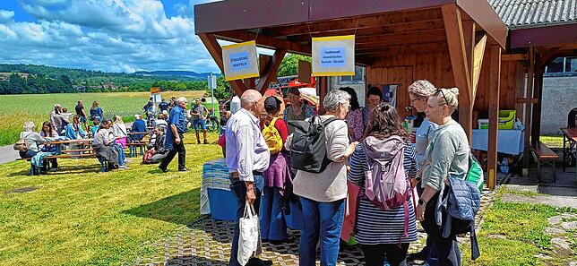 Beim Markt für Dorfvielfalt, der am Vatertag in Stadenhausen stattfand, wurden Straußeneierwaffeln und Slowenischen Spezialitäten angeboten.