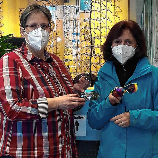 Sabine Tröndle (rechts) aus Bad Säckingen hat eine Sportbrille der Marke SZIOLS mit drei Wechselscheiben im Wert von 356 Euro gewonnen. ...