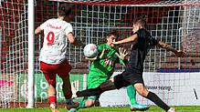 Die Pfullendorfer um Marco Straub (links) verloren zuletzt bei Lörrach-Brombach, sind nun gegen Auggen zuhause gefordert. Die Villinger ...