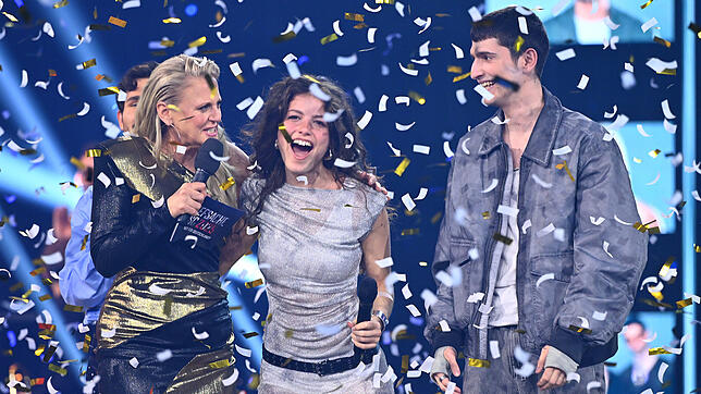 Das Duo Abor & Tynna (mit Barbara Schöneberger, links) jubelt nach dem Sieg beim Vorentscheid.