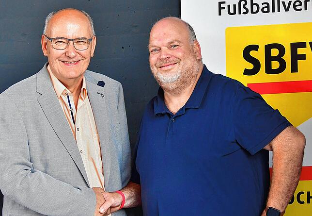 Die Neuen im Bezirksfußballausschuss: Ehren-Bezirksvorsitzender Uwe Sütterlin (links) aus Eimeldingen kehrt als Bezirksvorsitzender ...