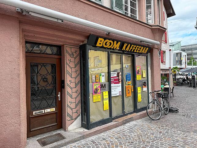 Leerstand an prominenter Stelle: Seit Monaten ist die Boom-Kaffeebar geschlossen.