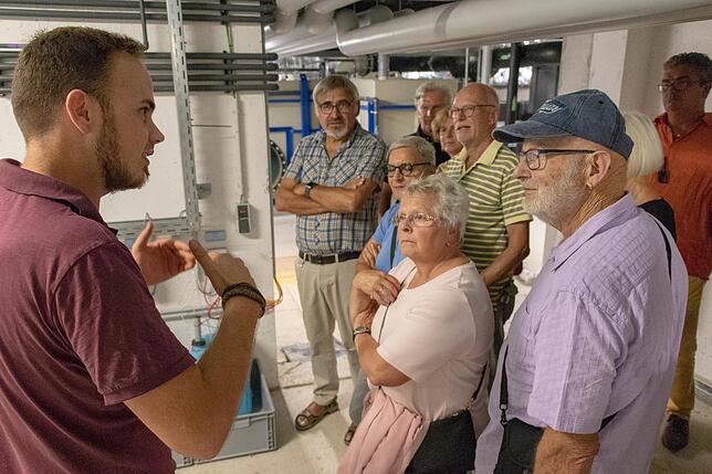 Daniel zur Mühlen erklärte den Besuchern, wie der PH-Wert und der Chlorgehalt im Wasser automatisch geregelt werden und wozu sie ...