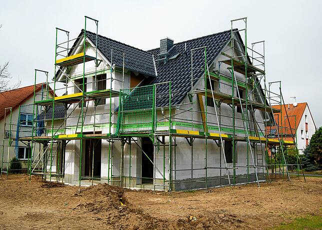 Ein Neubau, wie er für die Generation der heute 70-Jährigen nicht ungewöhnlich war, ist für viele Familien heute unerschwinglich.