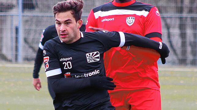 Beim 5:0-Sieg in Überlingen erzielte Thomas Kunz (vorne) die ersten beiden Treffer für den FC 08 Villingen.