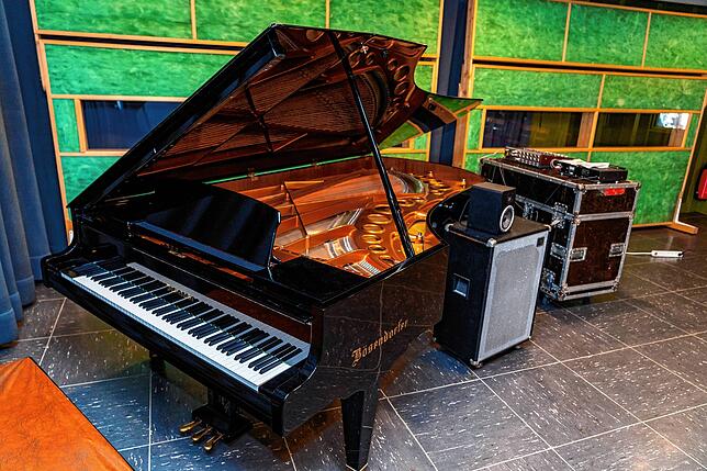 Für Pianoaufnahmen stand seit 1977 der legendäre Bösendorfer Grand Imperial Konzertflügel zur Verfügung, der einen tollen ...