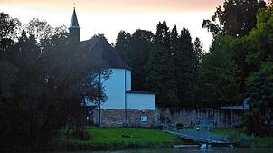 Die alt-katholische Kirche St. Peter und Paul – in der Abendsonne über Bad Säckingen von der Fridolinsinsel aus gesehen.