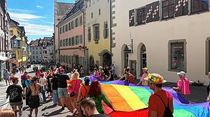 Beim Überlinger CSD ziehen die Demonstrierenden mit bunten Kostümen, Flaggen und Musik durch die Innenstadt. Ziel: Für Vielfalt, ...