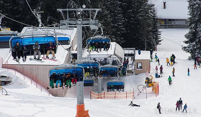 Skifahrer auf dem Feldberg in der Zeiger-Bahn.