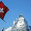 Typisch Schweiz: vorn die Flagge, dahinter das Matterhorn.
