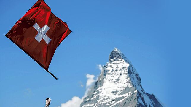 Typisch Schweiz: vorn die Flagge, dahinter das Matterhorn.