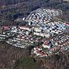 Blick über die Waldshuter Bergstadt, in der mittlerweile mehr als 2000 Menschen leben. In der Mitte sind die Wohnblocks zu sehen, die ...