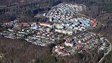 Blick über die Waldshuter Bergstadt, in der mittlerweile mehr als 2000 Menschen leben. In der Mitte sind die Wohnblocks zu sehen, die ...