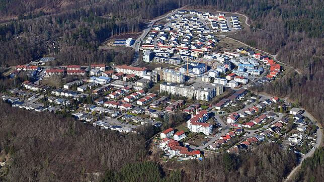 Blick über die Waldshuter Bergstadt, in der mittlerweile mehr als 2000 Menschen leben. In der Mitte sind die Wohnblocks zu sehen, die ...