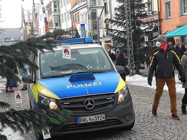 Die Polizei rollt gegen 9.30 Uhr ein, zeigt Präsenz, hält sich aber zurück.