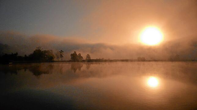 Sonnenaufgang am Klingnauer Stausee.